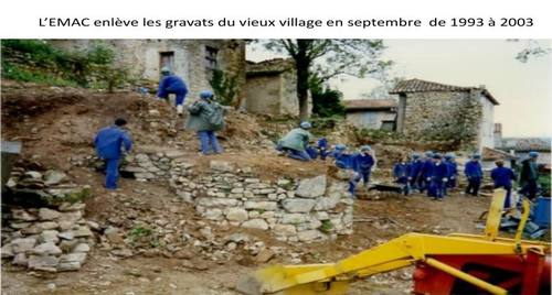 Des élèves de l'École des mines d'Albi-Carmaux déblaient le vieux village, années 1990