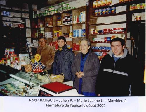 Fermeture de l'épicerie Bauguil, 2002