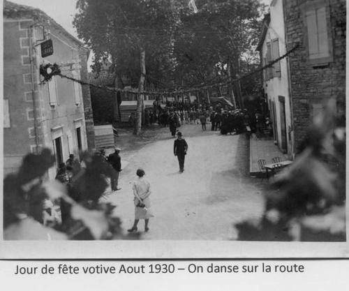 Fête votive, on danse sur la route, août 1930