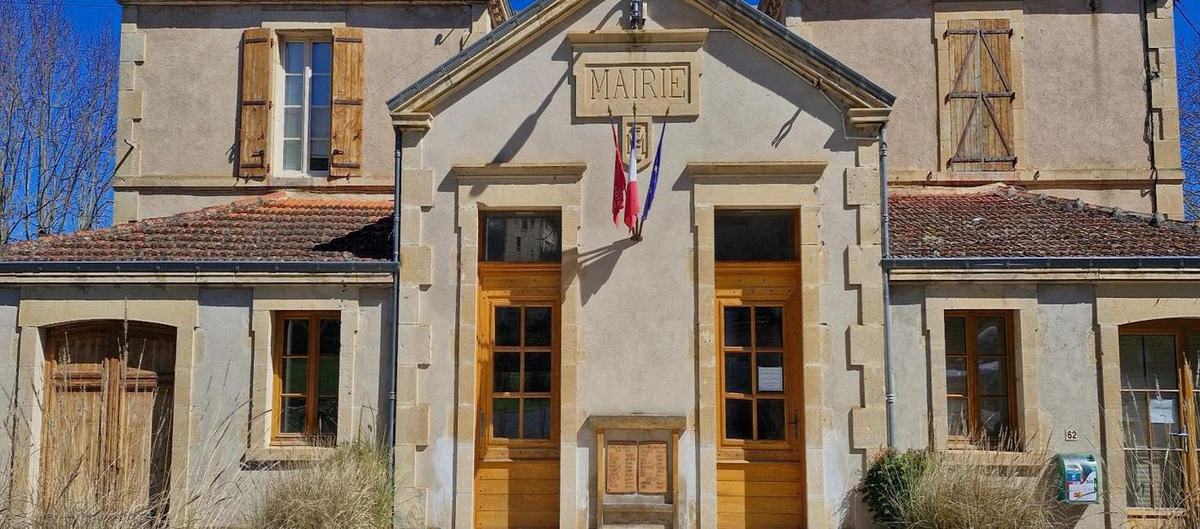 La mairie de Milhars, ancien ensemble scolaire, place des Marronniers