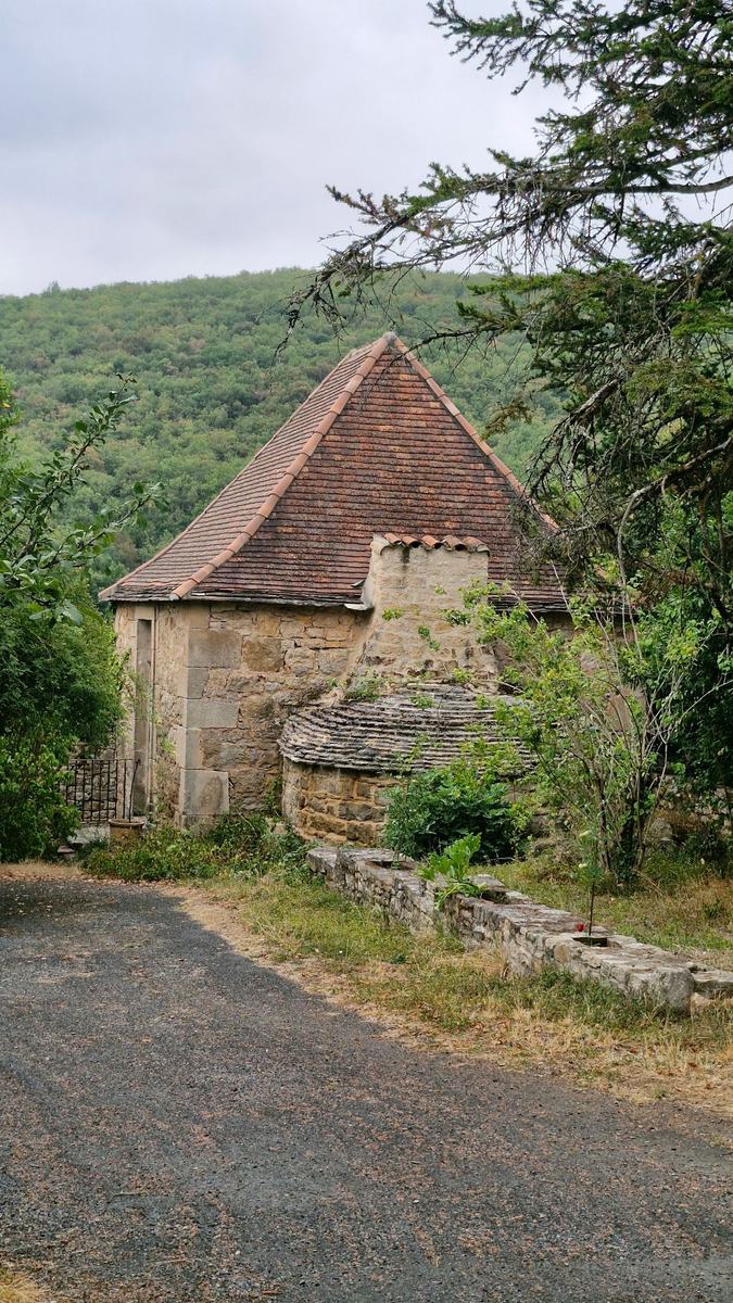 Le four banal de Milhars, toiture conique en pierre
