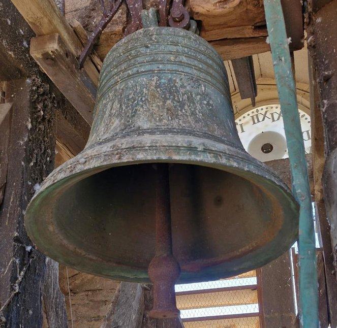 Une des trois cloches du clocher de Milhars, détail