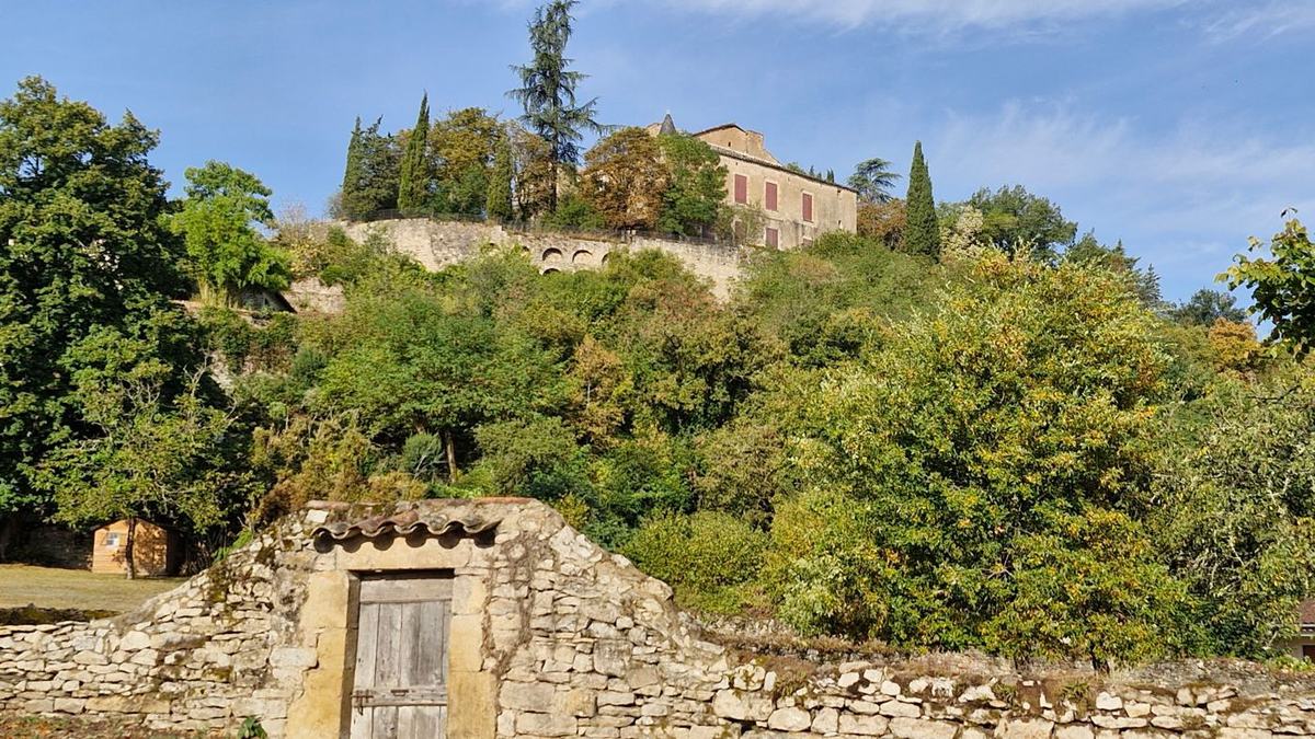 Vue panoramique du village de Milhars et de son château